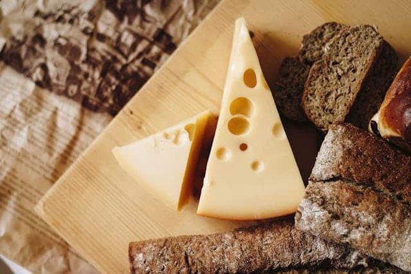 Où apprendre à faire du fromage artisanal dans les Alpes suisses ?